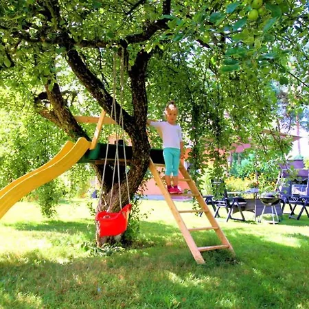 Wohlfuehlferienhaus Berlin- Wellness, Pool Beheizt, Sauna, Spielplatz Малов