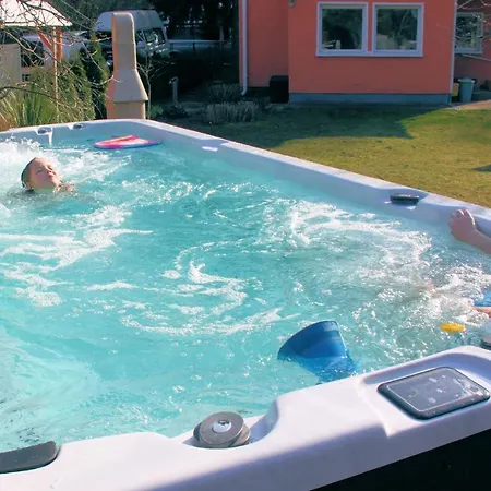 Дом отдыха Wohlfuehlferienhaus Berlin- Wellness, Pool Beheizt, Sauna, Spielplatz Малов