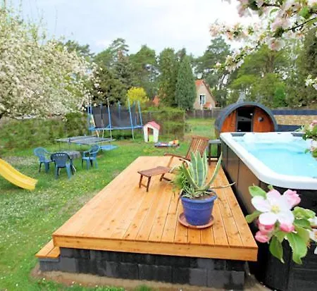 Wohlfuehlferienhaus Berlin- Wellness, Pool Beheizt, Sauna, Spielplatz Малов
