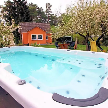 Wohlfuehlferienhaus Berlin- Wellness, Pool Beheizt, Sauna, Spielplatz Малов